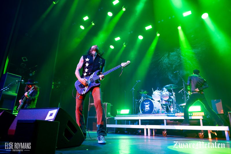 Extreme live in de 013 te Tilburg door Elsie Roymans voor Zware Metalen